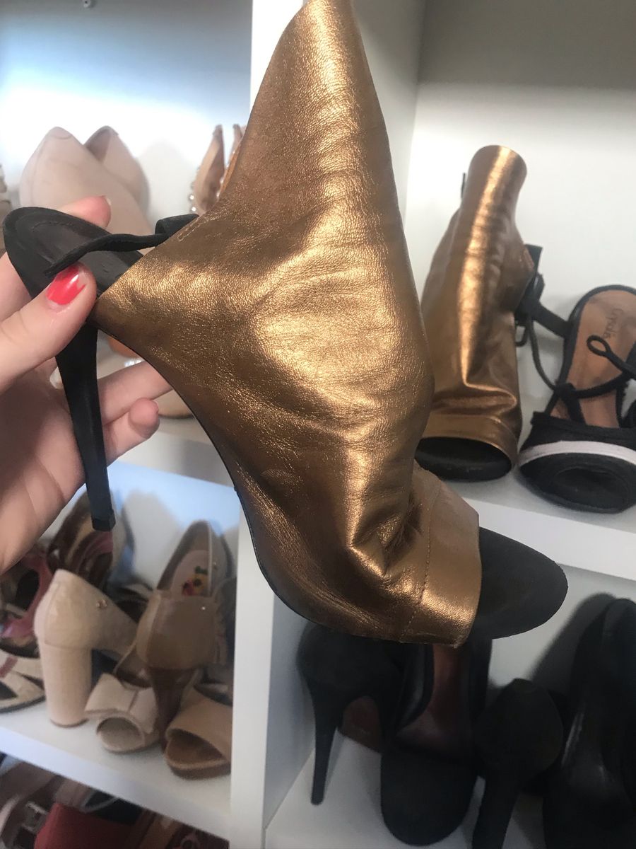 bota schutz dourada
