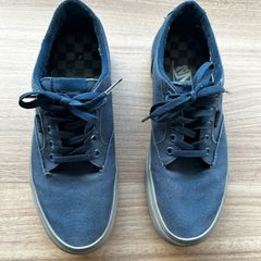 Vans cinza e store azul