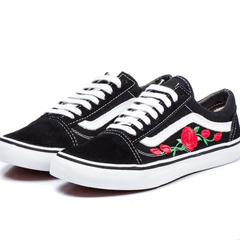 tenis vans preto com flor vermelha