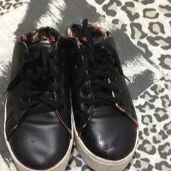 tenis com a parte de tras aberta