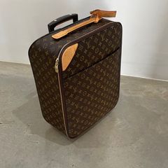 Louis Vuitton – Mala de viagem com alça e rodinha em couro com monograma  padrão