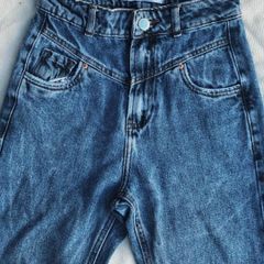 Calça Mom Jeans com Cintura Alta e Pespontos Contrastantes Azul