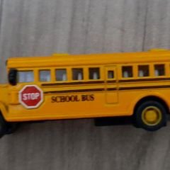 Miniatura Colecionável Ônibus Escolar Amarelo 1/62 Kinsfun