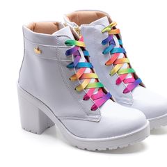 bota branca com cadarço