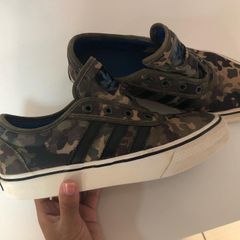 tenis adidas estampa militar