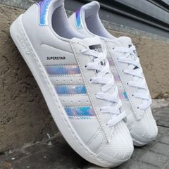 tênis da adidas holográfico