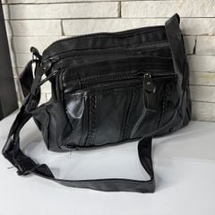 bolsa preta com alça longa tiracolo