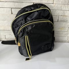 mochila preta com detalhes metálicos dourados