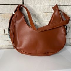 bolsa marrom courinho meia lua com metais prateados