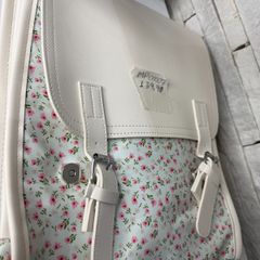 mochila branca com floral - diversos compartimentos
