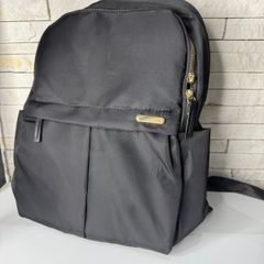 mochila preta com 2 compartimentos grandes + bolsa frontal
