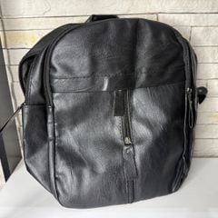 mochila preta de couro com chaveiro de brinde