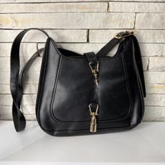 bolsa preta courinho com metais dourados