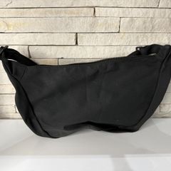 bolsa preta estilo meia lua