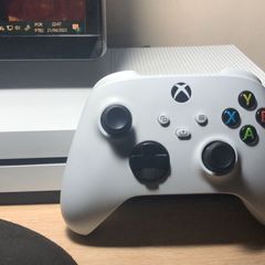 Xbox One S 1tb + Controle Xbox Series S + Jogo, Console de Videogame Xbox  One Usado 84930895