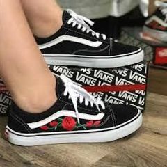 vans preto com rosa vermelha