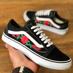 vans preto com rosa vermelha