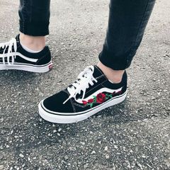 vans preto com rosa vermelha