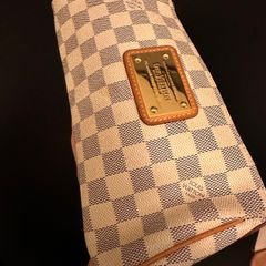 Bolsa Louis Vuitton de Mão com Alça Longa