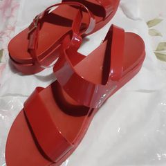 sandalia anabela vermelha arezzo