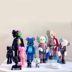 Chaveiro Borracha Boneco Cinza X Kaws Louis Vuitton Edition