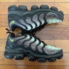 Vapormax plus preto e best sale dourado original