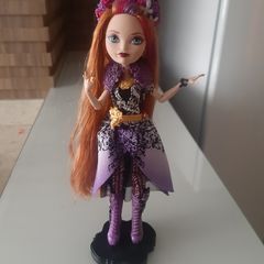 Boneca Ever After High Holly O'Hair Penteados Magicos Mattel com o