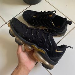 Vapormax plus preto sales e dourado original