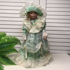 Boneca Antiga De Porcelana Com Roupa De Época Com Suporte