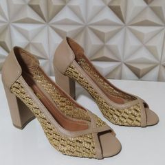 Peep toe best sale dourado salto grosso