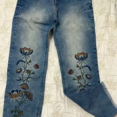 Calça jeans com 2024 aplicação de flores