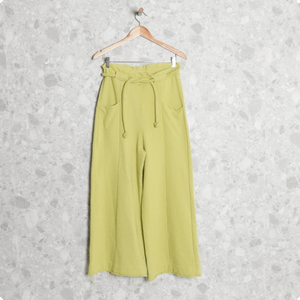 enjoei pro?action_source=75016&d=feminino&dg=10&dl=50&ref=home_home&rsp=1&rspix=1&s=feminino roupas calcas&spt=very_high%2Chigh%2Cmedium%2Clow