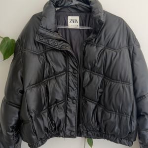 jaqueta zara bomber preta 144933968?action_source=72470&ref=home_home&rsp=1&rspix=1
