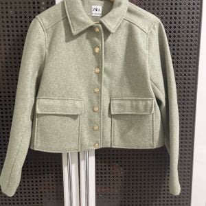 casaco zara verde g 145862869?action_source=75013&ref=home_home&rsp=1&rspix=1