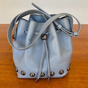 bolsa schutz saco azul clara couro 145720508?action_source=64648&ref=home_home&rsp=1&rspix=1