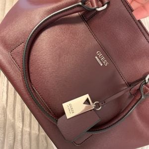 bolsa guess vinho nova 140771440?action_source=76594&ref=home_home&rsp=1&rspix=1