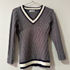 sueter lacoste feminino cinza p 142974001?action_source=31319&ref=home_home&rsp=1&rspix=1