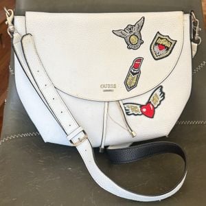 bolsa transversal guess branca com patches 148003258?action_source=76594&ref=home_home&rsp=1&rspix=1