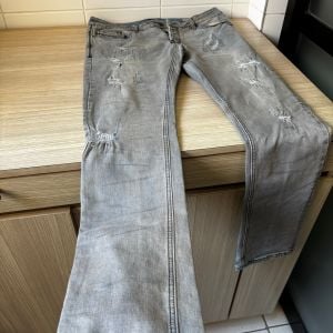 calca jeans diesel sleenker cinza 42 146976915?action_source=67324&ref=home_home&rsp=1&rspix=1