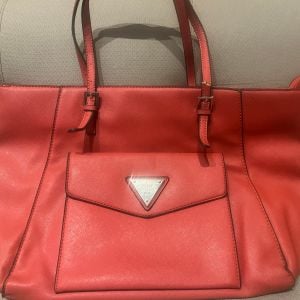 bolsa guess vermelha 146937745?action_source=76594&ref=home_home&rsp=1&rspix=1