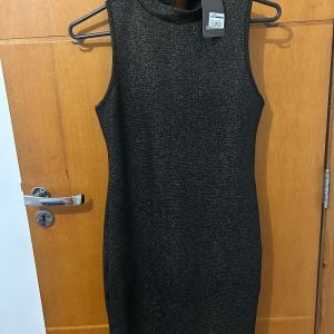 vestido tubinho preto dourado p nunca usado com etiqueta 126025223?action_source=32581&ref=home_home&rsp=1&rspix=1