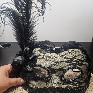 mascara de carnaval preta com renda e pluma 134881075?action_source=67456&ref=home_home&rsp=1&rspix=1
