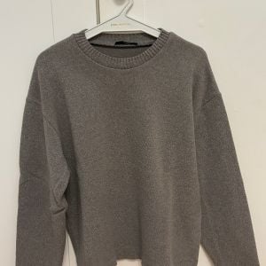 sueter zara cinza p 151768556?action_source=76396&ref=home_home&rsp=1&rspix=1