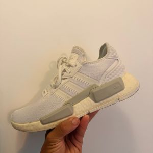 adidas gazelle silver green womens Tênis Adidas NMD R1 Primeblue Branco/Preto/Cinza – NewSkull main image 0