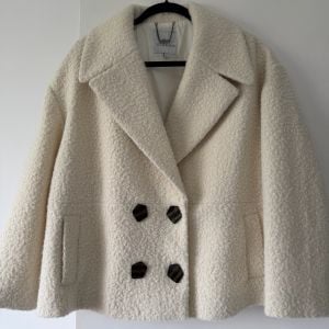 casaco le lis blanc boucle off white 44 142467713?action_source=74123&ref=home_home&rsp=1&rspix=1