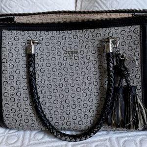 bolsa guess cor cinza 132891298?action_source=70655&ref=home_home&rsp=1&rspix=1