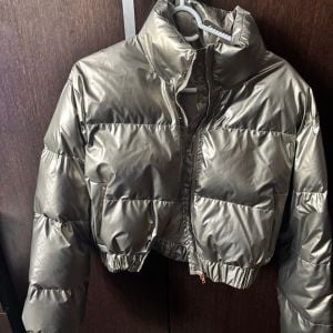 jaqueta puffer feminina dourada 148406032?action_source=72470&ref=home_home&rsp=1&rspix=1