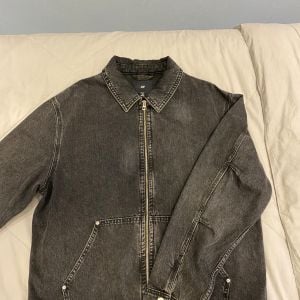 jaqueta jeans preta estonada h amp m 145170318?action_source=72767&ref=home_home&rsp=1&rspix=1