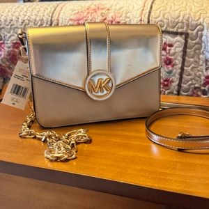bolsa michael kors carmen dourada 144654241?action_source=64648&ref=home_home&rsp=1&rspix=1