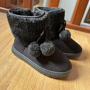 bota de pelinho preta com pompom 151057313?action_source=74123&ref=home_home&rsp=1&rspix=1